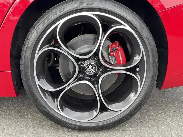 アルファロメオ ジュリア ヴェローチェ 福島県 2022(令4)年 0.2万km 赤 純正ナビ(BT/USB/AUX)/フルセグTV/バックカメラ/ステアリングスイッチ/ステアリングヒーター/黒レザーシート/パワーシート/シートヒーター/ワイアレスチャージャー/純正19AW/純正フロアマット/保証書/取扱説明書/スペアキー