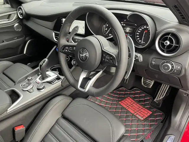 アルファロメオ ジュリア ヴェローチェ 福島県 2022(令4)年 0.2万km 赤 純正ナビ(BT/USB/AUX)/フルセグTV/バックカメラ/ステアリングスイッチ/ステアリングヒーター/黒レザーシート/パワーシート/シートヒーター/ワイアレスチャージャー/純正19AW/純正フロアマット/保証書/取扱説明書/スペアキー