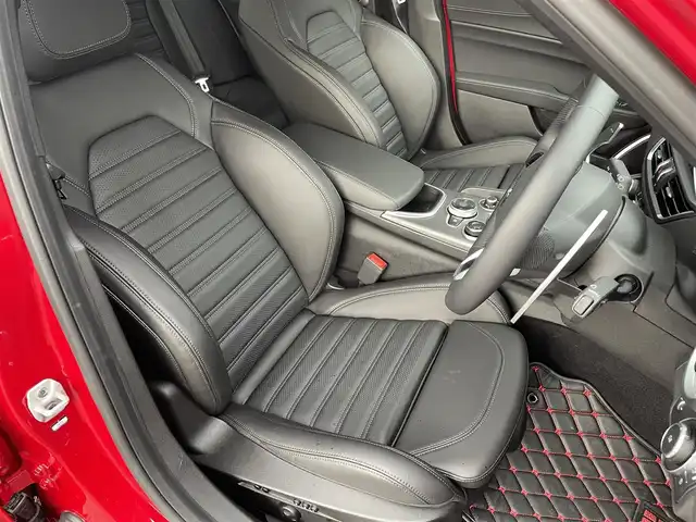 アルファロメオ ジュリア ヴェローチェ 福島県 2022(令4)年 0.2万km 赤 純正ナビ(BT/USB/AUX)/フルセグTV/バックカメラ/ステアリングスイッチ/ステアリングヒーター/黒レザーシート/パワーシート/シートヒーター/ワイアレスチャージャー/純正19AW/純正フロアマット/保証書/取扱説明書/スペアキー