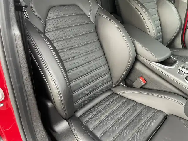 アルファロメオ ジュリア ヴェローチェ 福島県 2022(令4)年 0.2万km 赤 純正ナビ(BT/USB/AUX)/フルセグTV/バックカメラ/ステアリングスイッチ/ステアリングヒーター/黒レザーシート/パワーシート/シートヒーター/ワイアレスチャージャー/純正19AW/純正フロアマット/保証書/取扱説明書/スペアキー