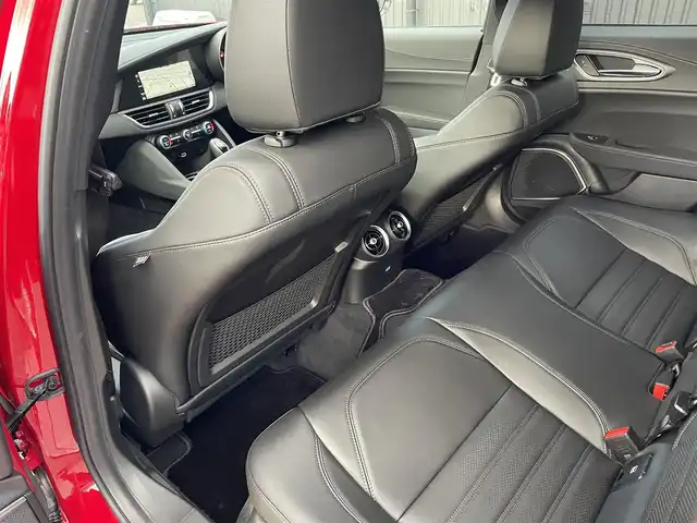 アルファロメオ ジュリア ヴェローチェ 福島県 2022(令4)年 0.2万km 赤 純正ナビ(BT/USB/AUX)/フルセグTV/バックカメラ/ステアリングスイッチ/ステアリングヒーター/黒レザーシート/パワーシート/シートヒーター/ワイアレスチャージャー/純正19AW/純正フロアマット/保証書/取扱説明書/スペアキー