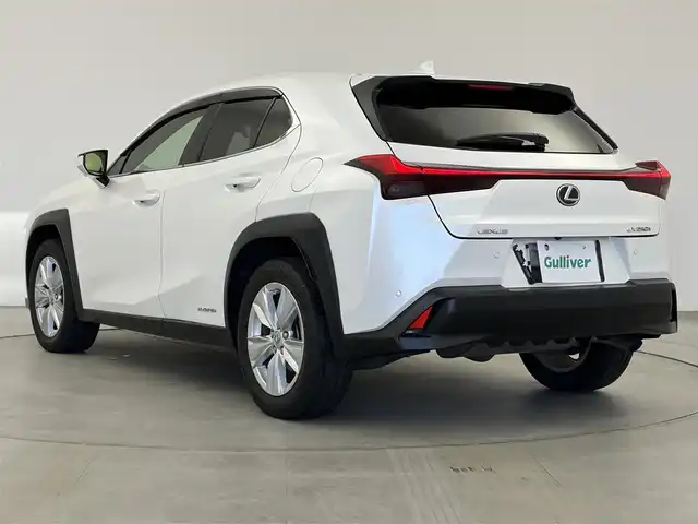 レクサス ＵＸ 250h バージョンC 愛知県 2021(令3)年 4.9万km ソニッククォーツ 純正12.3インチンナビ/アラウンドビューモニター/フルセグTV/レクサスセーフティシステム/クルーズコントロール/衝突被害軽減システム/ブラインドスポットモニター/横滑り防止装置/コーナーセンサー/レーンキープアシスト/オートライト/オートマチックハイビーム/LEDヘッドライト/LEDフォグランプ/パワーシート/シートヒーター/ステアリングヒーター/電動リアゲート/ヘッドアップディスプレイ/パドルシフト/前後ドライブレコーダー/ETC2.0/純正AW/純正フロアマット/プッシュスタート/スマートキー/スペアキー