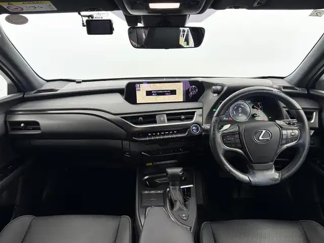 レクサス ＵＸ 250h バージョンC 愛知県 2021(令3)年 4.9万km ソニッククォーツ 純正12.3インチンナビ/アラウンドビューモニター/フルセグTV/レクサスセーフティシステム/クルーズコントロール/衝突被害軽減システム/ブラインドスポットモニター/横滑り防止装置/コーナーセンサー/レーンキープアシスト/オートライト/オートマチックハイビーム/LEDヘッドライト/LEDフォグランプ/パワーシート/シートヒーター/ステアリングヒーター/電動リアゲート/ヘッドアップディスプレイ/パドルシフト/前後ドライブレコーダー/ETC2.0/純正AW/純正フロアマット/プッシュスタート/スマートキー/スペアキー
