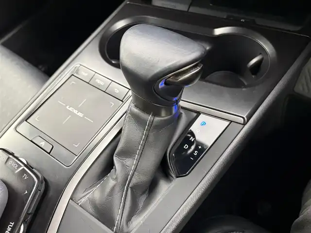 レクサス ＵＸ 250h バージョンC 愛知県 2021(令3)年 4.9万km ソニッククォーツ 純正12.3インチンナビ/アラウンドビューモニター/フルセグTV/レクサスセーフティシステム/クルーズコントロール/衝突被害軽減システム/ブラインドスポットモニター/横滑り防止装置/コーナーセンサー/レーンキープアシスト/オートライト/オートマチックハイビーム/LEDヘッドライト/LEDフォグランプ/パワーシート/シートヒーター/ステアリングヒーター/電動リアゲート/ヘッドアップディスプレイ/パドルシフト/前後ドライブレコーダー/ETC2.0/純正AW/純正フロアマット/プッシュスタート/スマートキー/スペアキー