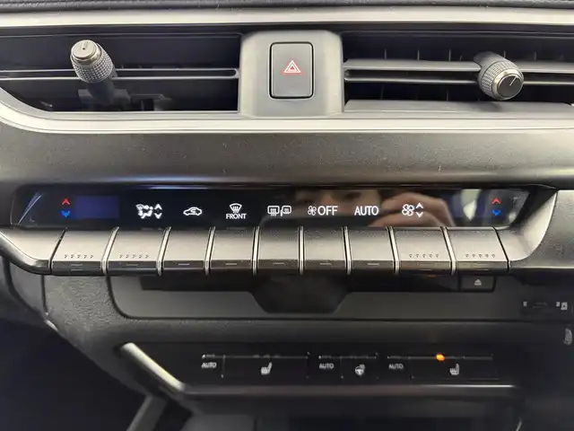 レクサス ＵＸ 250h バージョンC 愛知県 2021(令3)年 4.9万km ソニッククォーツ 純正12.3インチンナビ/アラウンドビューモニター/フルセグTV/レクサスセーフティシステム/クルーズコントロール/衝突被害軽減システム/ブラインドスポットモニター/横滑り防止装置/コーナーセンサー/レーンキープアシスト/オートライト/オートマチックハイビーム/LEDヘッドライト/LEDフォグランプ/パワーシート/シートヒーター/ステアリングヒーター/電動リアゲート/ヘッドアップディスプレイ/パドルシフト/前後ドライブレコーダー/ETC2.0/純正AW/純正フロアマット/プッシュスタート/スマートキー/スペアキー