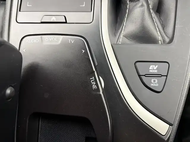 レクサス ＵＸ 250h バージョンC 愛知県 2021(令3)年 4.9万km ソニッククォーツ 純正12.3インチンナビ/アラウンドビューモニター/フルセグTV/レクサスセーフティシステム/クルーズコントロール/衝突被害軽減システム/ブラインドスポットモニター/横滑り防止装置/コーナーセンサー/レーンキープアシスト/オートライト/オートマチックハイビーム/LEDヘッドライト/LEDフォグランプ/パワーシート/シートヒーター/ステアリングヒーター/電動リアゲート/ヘッドアップディスプレイ/パドルシフト/前後ドライブレコーダー/ETC2.0/純正AW/純正フロアマット/プッシュスタート/スマートキー/スペアキー