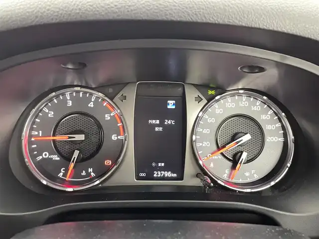 トヨタ ハイラックス Z GRスポーツ 熊本県 2023(令5)年 2.4万km アティチュードブラックマイカ ワンオーナー　/純正8インチナビ　/全周囲カメラ　/前後ドライブレコーダー/ETC　/前後クリアランスソナー　/運転席パワーシート/トヨタセーフティーセンス/・プリクラッシュセーフティ/・レーンディパーチャーアラート/・ロードサインアシスト/・アダブティブクルーズコントロール/・先行車発進お知らせ/横滑り防止/ダウンヒルアシスト/BFグッドリッチタイヤ/オールテレーンタイヤ/ハーフレザーシート/純正フロアマット/純正１８インチAW/JAOSマッドガード/ハードトノカバー/オートライト　/ＬＥＤヘッドライト/スマートキー/プッシュスタート/