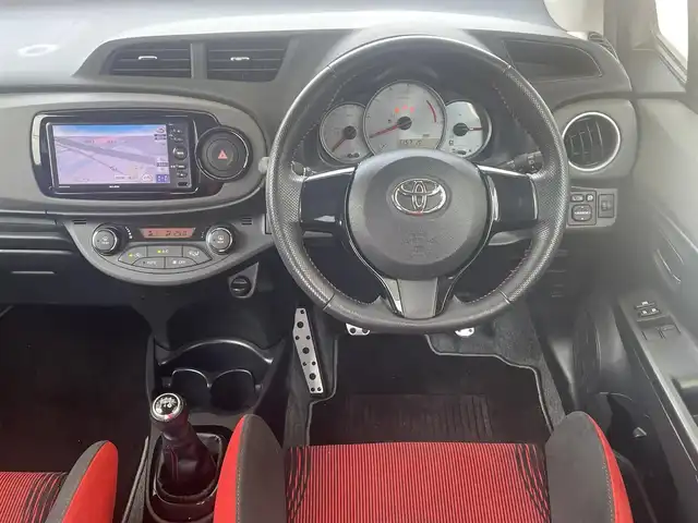 トヨタ ヴィッツ GRMNターボ 群馬県 2013(平25)年 0.9万km スーパーホワイトⅡ 社外メモリナビ、CD/　（AVN133MW）/ウインカーミラー/前バケットシート/純正17インチアルミ/革巻きステア/スマートキー×２/ETC/Wエアバッグ/ABS/整備手帳、取説