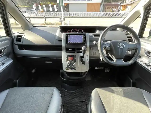 トヨタ ヴォクシー ZS 煌Z 岐阜県 2013(平25)年 7.3万km ブラック 4WD/両側パワースライドドア/フロントサイドエアロパーツ(モデリスタ)/ダブルオートエアコン/ウォークスルー/ナビ/【Bluetooth．CD.DVD.AM/FM】/GPS(ASSURA)/ETC/ドライブレコーダー/バックカメラ/ハーフレザーシート/純正フロアマット/センターデフロック/アルミホイール(VELVA)/スマートキー/保証書/取扱説明書/スペアキー