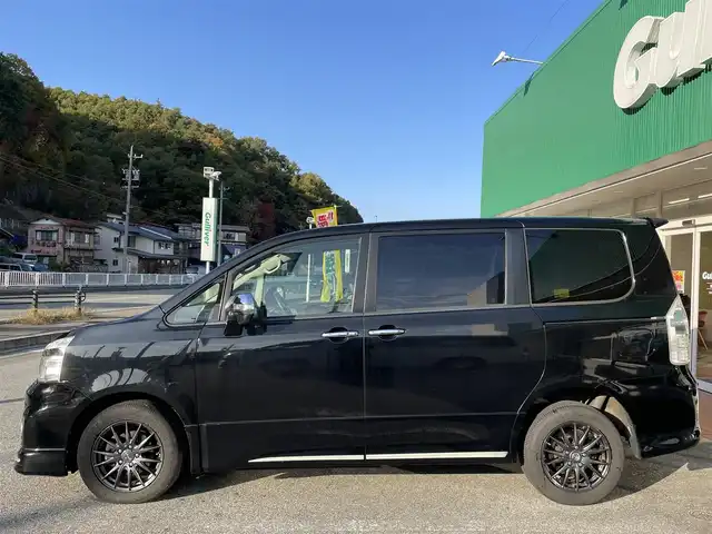 トヨタ ヴォクシー ZS 煌Z 岐阜県 2013(平25)年 7.3万km ブラック 4WD/両側パワースライドドア/フロントサイドエアロパーツ(モデリスタ)/ダブルオートエアコン/ウォークスルー/ナビ/【Bluetooth．CD.DVD.AM/FM】/GPS(ASSURA)/ETC/ドライブレコーダー/バックカメラ/ハーフレザーシート/純正フロアマット/センターデフロック/アルミホイール(VELVA)/スマートキー/保証書/取扱説明書/スペアキー
