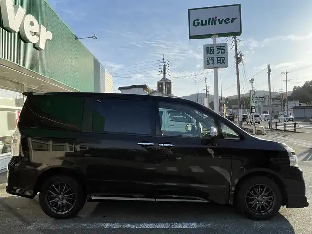 トヨタ ヴォクシー ZS 煌Z 岐阜県 2013(平25)年 7.3万km ブラック 4WD/両側パワースライドドア/フロントサイドエアロパーツ(モデリスタ)/ダブルオートエアコン/ウォークスルー/ナビ/【Bluetooth．CD.DVD.AM/FM】/GPS(ASSURA)/ETC/ドライブレコーダー/バックカメラ/ハーフレザーシート/純正フロアマット/センターデフロック/アルミホイール(VELVA)/スマートキー/保証書/取扱説明書/スペアキー