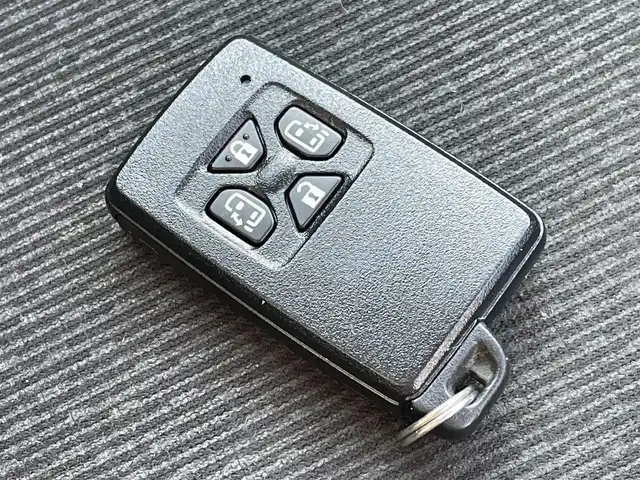 トヨタ ヴォクシー ZS 煌Z 岐阜県 2013(平25)年 7.3万km ブラック 4WD/両側パワースライドドア/フロントサイドエアロパーツ(モデリスタ)/ダブルオートエアコン/ウォークスルー/ナビ/【Bluetooth．CD.DVD.AM/FM】/GPS(ASSURA)/ETC/ドライブレコーダー/バックカメラ/ハーフレザーシート/純正フロアマット/センターデフロック/アルミホイール(VELVA)/スマートキー/保証書/取扱説明書/スペアキー