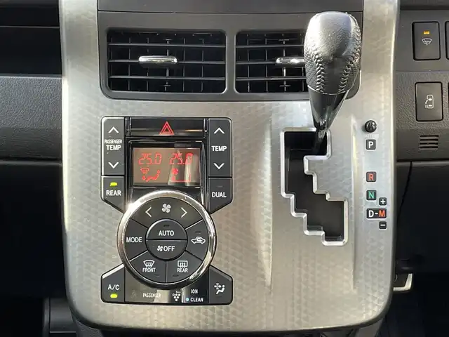 トヨタ ヴォクシー ZS 煌Z 岐阜県 2013(平25)年 7.3万km ブラック 4WD/両側パワースライドドア/フロントサイドエアロパーツ(モデリスタ)/ダブルオートエアコン/ウォークスルー/ナビ/【Bluetooth．CD.DVD.AM/FM】/GPS(ASSURA)/ETC/ドライブレコーダー/バックカメラ/ハーフレザーシート/純正フロアマット/センターデフロック/アルミホイール(VELVA)/スマートキー/保証書/取扱説明書/スペアキー