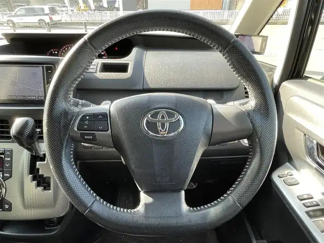 トヨタ ヴォクシー ZS 煌Z 岐阜県 2013(平25)年 7.3万km ブラック 4WD/両側パワースライドドア/フロントサイドエアロパーツ(モデリスタ)/ダブルオートエアコン/ウォークスルー/ナビ/【Bluetooth．CD.DVD.AM/FM】/GPS(ASSURA)/ETC/ドライブレコーダー/バックカメラ/ハーフレザーシート/純正フロアマット/センターデフロック/アルミホイール(VELVA)/スマートキー/保証書/取扱説明書/スペアキー