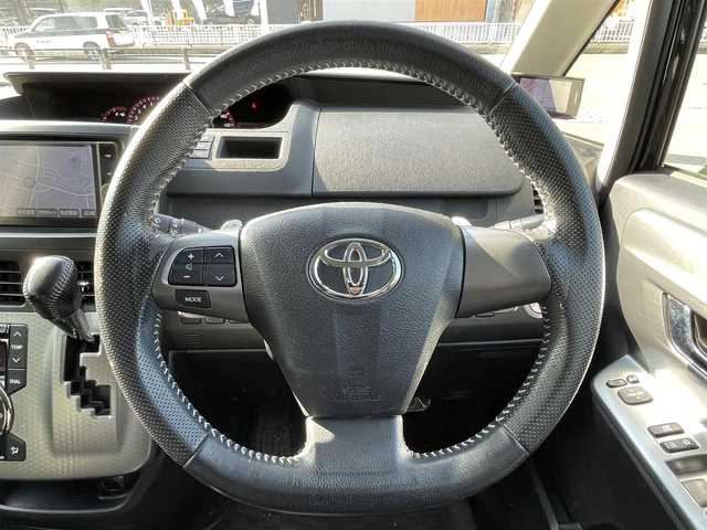 トヨタ ヴォクシー ZS 煌Z 岐阜県 2013(平25)年 7.3万km ブラック 4WD/両側パワースライドドア/モデリスタエアロ/ハーフレザーシート/純正ナビ/【Bluetooth．CD.DVD.AM/FM】/GPS(ASSURA)/ETC/ドライブレコーダー/バックカメラ/ハーフレザーシート/純正フロアマット/センターデフロック/スマートキー/保証書/取扱説明書/スペアキー