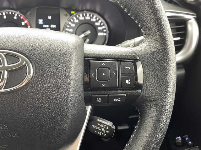 トヨタ ハイラックス Z 熊本県 2020(令2)年 2.2万km アティチュードブラックマイカ 純正ナビNSZT-W68T（ＣＤ・ＤＶＤ・フルセグ・ＢＴ）/バックカメラ　/社外ミラー型前後ドライブレコーダー　/ＥＴＣ　/前後クリアランスソナー　/ダウンヒルアシスト　/トヨタセーフティーセンス/・プリクラッシュセーフティ/・ロードサインアシスト/・レーンディパーチャーアラート/・アダブティブクルーズコントロール/・先行車発進お知らせ/横滑り防止/アイドリングストップ/純正フロアマット/純正１７インチAW/オートライト　/ＬＥＤヘッドライト/スマートキー/プッシュスタート/スペアキー1本/保証書/取扱説明書