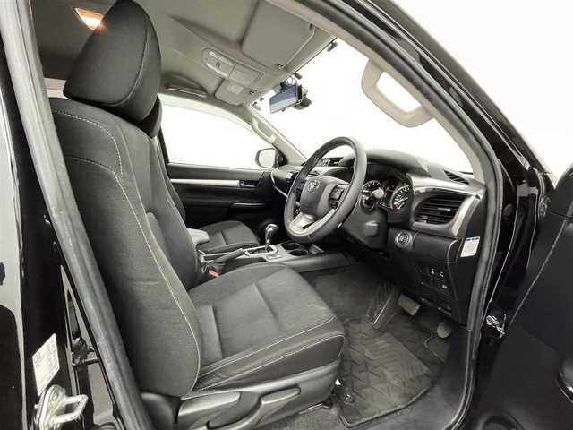 トヨタ ハイラックス Z 熊本県 2020(令2)年 2.2万km アティチュードブラックマイカ 純正ナビNSZT-W68T（ＣＤ・ＤＶＤ・フルセグ・ＢＴ）/バックカメラ　/社外ミラー型前後ドライブレコーダー　/ＥＴＣ　/前後クリアランスソナー　/ダウンヒルアシスト　/トヨタセーフティーセンス/・プリクラッシュセーフティ/・ロードサインアシスト/・レーンディパーチャーアラート/・アダブティブクルーズコントロール/・先行車発進お知らせ/横滑り防止/アイドリングストップ/純正フロアマット/純正１７インチAW/オートライト　/ＬＥＤヘッドライト/スマートキー/プッシュスタート/スペアキー1本/保証書/取扱説明書