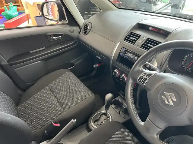 スズキ ＳＸ４ 1．5XG 東京都 2008(平20)年 5.1万km アズールグレーパールメタリック 社外オーディオ/(Kenwood U340)/(CD/AUX/USB)/純正オーディオ積み込み/前席シートヒーター/前後方ドライブレコーダー/純正フロアマット/スマートキー/ルーフレール/トノカバー/リアプライバシーガラス/ISOFIX/電動格納ミラー/HID/オートライト/フォグランプ/純正16インチアルミホイール/革巻きステアリング/W+サイドSRS&ABS/新車時保証書/取扱説明書
