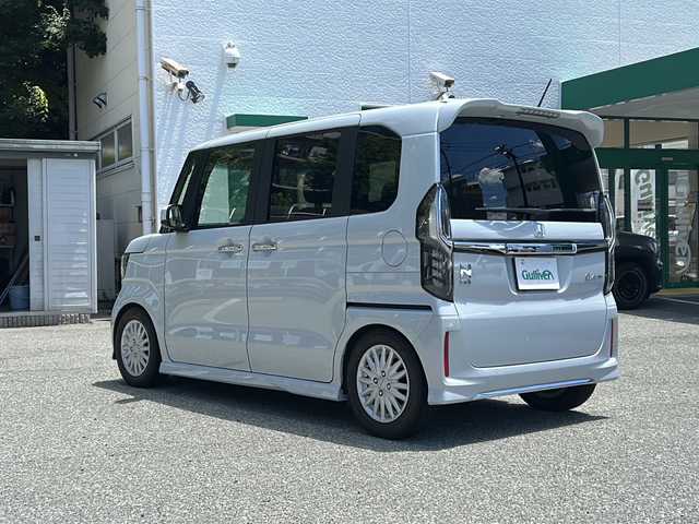 ホンダ Ｎ ＢＯＸ カスタム L ターボ 大阪府 2023(令5)年 2.1万km プレミアムサンライトホワイトパール ワンオーナー/社外メモリナビ/・AM/FM/CD/DVD/Bluetooth/・フルセグテレビ/ETC/クルーズコントロール/衝突軽減ブレーキ/レーンキープアシスト/横滑り防止装置/盗難防止装置/パドルシフト/電動パーキングブレーキ/両側パワースライド/コーナーセンサー/シートヒーター（D席）/LEDヘッドライト/オートマチックハイビーム/オートライト/オートエアコン/プッシュスタートボタン/スマートキー×2/ステアリングリモコン/革巻きステアリング/社外14インチアルミホイール/12V充電器/USBジャック/保証書/取扱説明書