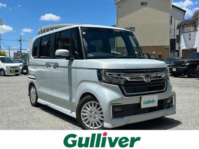 ホンダ Ｎ ＢＯＸ カスタム L ターボ 大阪府 2023(令5)年 2.1万km プレミアムサンライトホワイトパール ワンオーナー/社外メモリナビ/・AM/FM/CD/DVD/Bluetooth/・フルセグテレビ/ETC/クルーズコントロール/衝突軽減ブレーキ/レーンキープアシスト/横滑り防止装置/盗難防止装置/パドルシフト/電動パーキングブレーキ/両側パワースライド/コーナーセンサー/シートヒーター（D席）/LEDヘッドライト/オートマチックハイビーム/オートライト/オートエアコン/プッシュスタートボタン/スマートキー×2/ステアリングリモコン/革巻きステアリング/社外14インチアルミホイール/12V充電器/USBジャック/保証書/取扱説明書