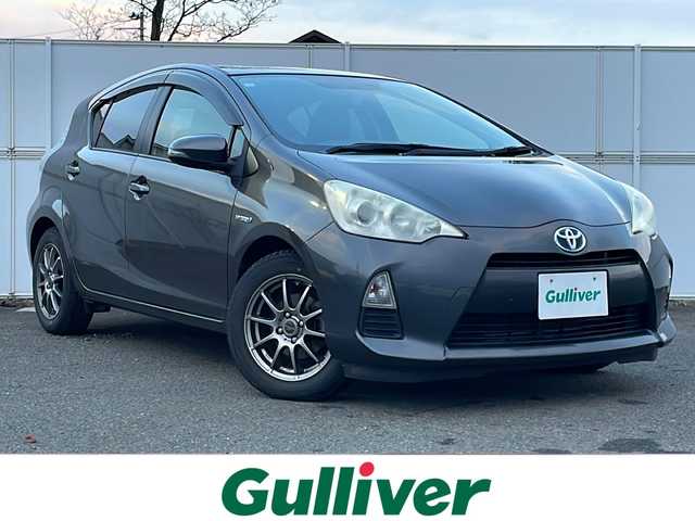 トヨタ アクア S 岩手県 2013(平25)年 10.3万km グレーメタリック 純正ナビ　バックカメラ　Ｂｌｕｅｔｏｏｔｈ　ＣＤ／ＤＶＤ再生　フルセグ　ＥＴＣ　フロントフォグランプ　オートライト　１５インチＡＷ　純正フロアマット　スマートキー　ステアリングスイッチ　ｉストップ