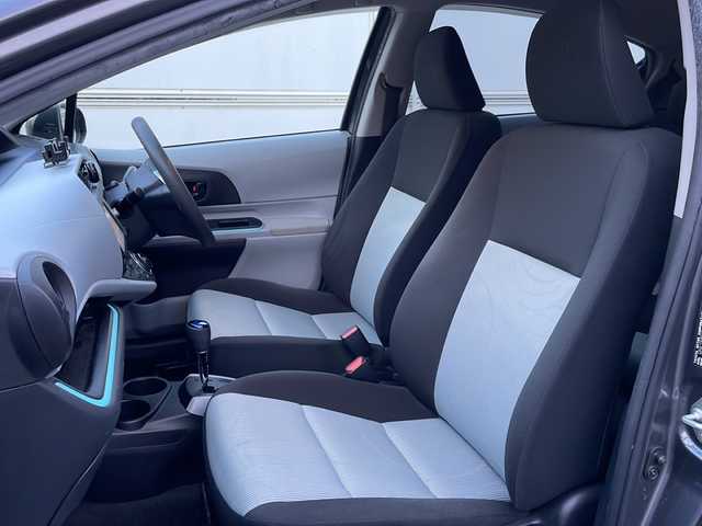 トヨタ アクア S 岩手県 2013(平25)年 10.3万km グレーメタリック 純正ナビ　バックカメラ　Ｂｌｕｅｔｏｏｔｈ　ＣＤ／ＤＶＤ再生　フルセグ　ＥＴＣ　フロントフォグランプ　オートライト　１５インチＡＷ　純正フロアマット　スマートキー　ステアリングスイッチ　ｉストップ