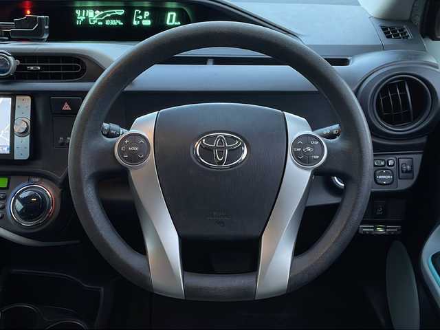 トヨタ アクア S 岩手県 2013(平25)年 10.3万km グレーメタリック 純正ナビ　バックカメラ　Ｂｌｕｅｔｏｏｔｈ　ＣＤ／ＤＶＤ再生　フルセグ　ＥＴＣ　フロントフォグランプ　オートライト　１５インチＡＷ　純正フロアマット　スマートキー　ステアリングスイッチ　ｉストップ