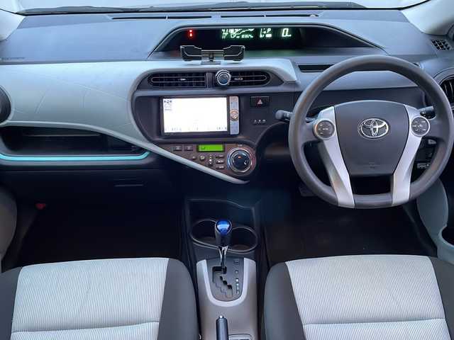 トヨタ アクア S 岩手県 2013(平25)年 10.3万km グレーメタリック 純正ナビ　バックカメラ　Ｂｌｕｅｔｏｏｔｈ　ＣＤ／ＤＶＤ再生　フルセグ　ＥＴＣ　フロントフォグランプ　オートライト　１５インチＡＷ　純正フロアマット　スマートキー　ステアリングスイッチ　ｉストップ