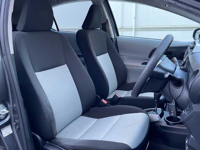 トヨタ アクア S 岩手県 2013(平25)年 10.3万km グレーメタリック 純正ナビ　バックカメラ　Ｂｌｕｅｔｏｏｔｈ　ＣＤ／ＤＶＤ再生　フルセグ　ＥＴＣ　フロントフォグランプ　オートライト　１５インチＡＷ　純正フロアマット　スマートキー　ステアリングスイッチ　ｉストップ