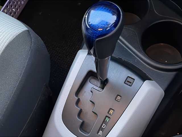 トヨタ アクア S 岩手県 2013(平25)年 10.3万km グレーメタリック 純正ナビ　バックカメラ　Ｂｌｕｅｔｏｏｔｈ　ＣＤ／ＤＶＤ再生　フルセグ　ＥＴＣ　フロントフォグランプ　オートライト　１５インチＡＷ　純正フロアマット　スマートキー　ステアリングスイッチ　ｉストップ