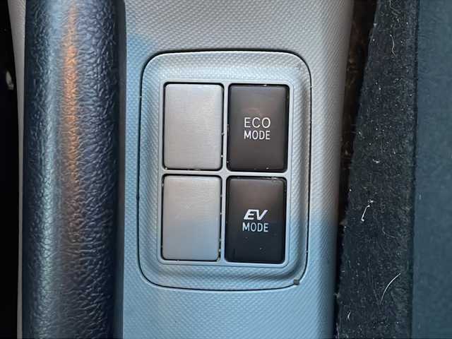 トヨタ アクア S 岩手県 2013(平25)年 10.3万km グレーメタリック 純正ナビ　バックカメラ　Ｂｌｕｅｔｏｏｔｈ　ＣＤ／ＤＶＤ再生　フルセグ　ＥＴＣ　フロントフォグランプ　オートライト　１５インチＡＷ　純正フロアマット　スマートキー　ステアリングスイッチ　ｉストップ