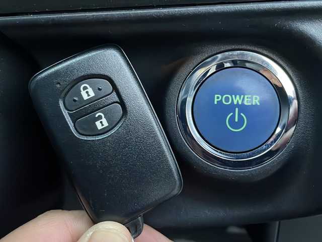 トヨタ アクア S 岩手県 2013(平25)年 10.3万km グレーメタリック 純正ナビ　バックカメラ　Ｂｌｕｅｔｏｏｔｈ　ＣＤ／ＤＶＤ再生　フルセグ　ＥＴＣ　フロントフォグランプ　オートライト　１５インチＡＷ　純正フロアマット　スマートキー　ステアリングスイッチ　ｉストップ