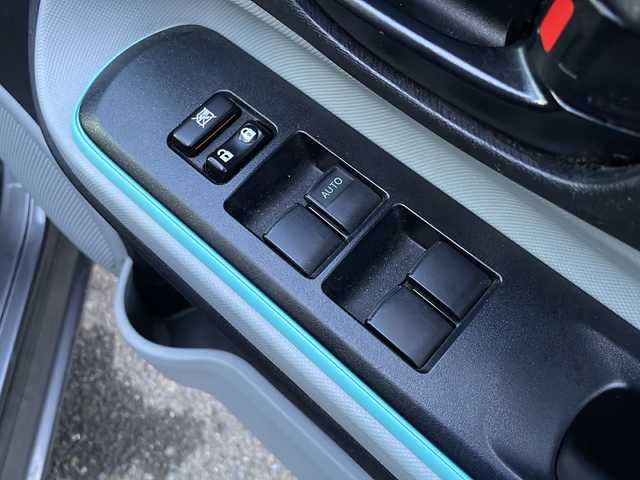 トヨタ アクア S 岩手県 2013(平25)年 10.3万km グレーメタリック 純正ナビ　バックカメラ　Ｂｌｕｅｔｏｏｔｈ　ＣＤ／ＤＶＤ再生　フルセグ　ＥＴＣ　フロントフォグランプ　オートライト　１５インチＡＷ　純正フロアマット　スマートキー　ステアリングスイッチ　ｉストップ