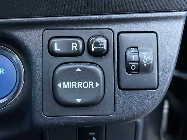 トヨタ アクア S 岩手県 2013(平25)年 10.3万km グレーメタリック 純正ナビ　バックカメラ　Ｂｌｕｅｔｏｏｔｈ　ＣＤ／ＤＶＤ再生　フルセグ　ＥＴＣ　フロントフォグランプ　オートライト　１５インチＡＷ　純正フロアマット　スマートキー　ステアリングスイッチ　ｉストップ