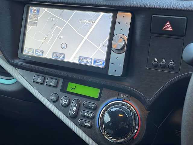 トヨタ アクア S 岩手県 2013(平25)年 10.3万km グレーメタリック 純正ナビ　バックカメラ　Ｂｌｕｅｔｏｏｔｈ　ＣＤ／ＤＶＤ再生　フルセグ　ＥＴＣ　フロントフォグランプ　オートライト　１５インチＡＷ　純正フロアマット　スマートキー　ステアリングスイッチ　ｉストップ