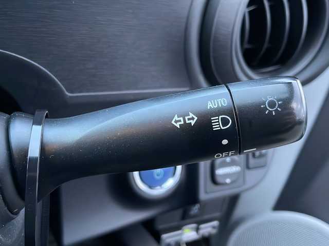 トヨタ アクア S 岩手県 2013(平25)年 10.3万km グレーメタリック 純正ナビ　バックカメラ　Ｂｌｕｅｔｏｏｔｈ　ＣＤ／ＤＶＤ再生　フルセグ　ＥＴＣ　フロントフォグランプ　オートライト　１５インチＡＷ　純正フロアマット　スマートキー　ステアリングスイッチ　ｉストップ