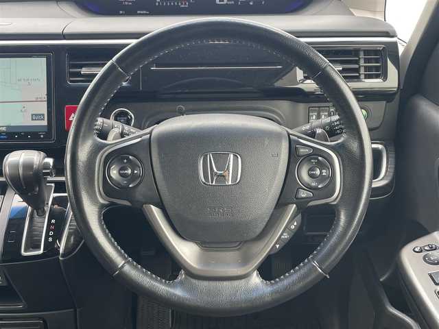 ホンダ ステップワゴン スパーダ クールスピリット 滋賀県 2015(平27)年 9.5万km ホワイトオーキッドパール 純正SDナビ/・フルセグTV/・Bluetooth/・CD/・DVD/・バックカメラ/後席モニター/前後ドラレコ/ETC/ハーフレザー/シートヒーター/革巻きステアリング/パドルシフト/ホンダセンシング/アダプティブ・クルーズ・コントロール/横滑り防止装置/車線維持支援システム/衝突軽減ブレーキ/誤発進抑制機能/歩行者事故低減ステアリング/路外逸脱抑制機能/先行車発進お知らせ機能/標識認識機能/盗難防止装置/アイドリングストップ/LEDヘッドライト/オートライトコントロール/フォグランプ/電格ウィンカーミラー/ドアバイザー/スマートキー/プッシュスタート