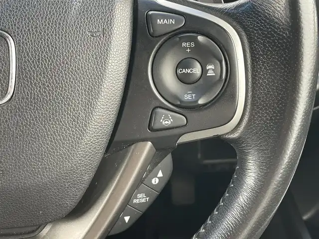 ホンダ ステップワゴン スパーダ クールスピリット 滋賀県 2015(平27)年 9.5万km ホワイトオーキッドパール 純正SDナビ/・フルセグTV/・Bluetooth/・CD/・DVD/・バックカメラ/後席モニター/前後ドラレコ/ETC/ハーフレザー/シートヒーター/革巻きステアリング/パドルシフト/ホンダセンシング/アダプティブ・クルーズ・コントロール/横滑り防止装置/車線維持支援システム/衝突軽減ブレーキ/誤発進抑制機能/歩行者事故低減ステアリング/路外逸脱抑制機能/先行車発進お知らせ機能/標識認識機能/盗難防止装置/アイドリングストップ/LEDヘッドライト/オートライトコントロール/フォグランプ/電格ウィンカーミラー/ドアバイザー/スマートキー/プッシュスタート