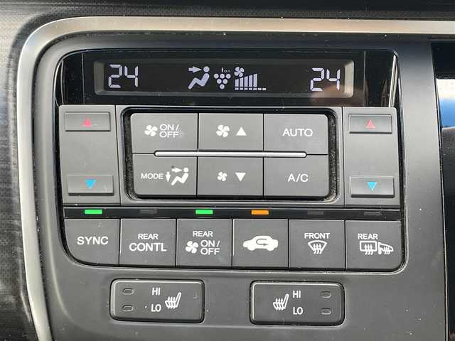 ホンダ ステップワゴン スパーダ クールスピリット 滋賀県 2015(平27)年 9.5万km ホワイトオーキッドパール 純正SDナビ/・フルセグTV/・Bluetooth/・CD/・DVD/・バックカメラ/後席モニター/前後ドラレコ/ETC/ハーフレザー/シートヒーター/革巻きステアリング/パドルシフト/ホンダセンシング/アダプティブ・クルーズ・コントロール/横滑り防止装置/車線維持支援システム/衝突軽減ブレーキ/誤発進抑制機能/歩行者事故低減ステアリング/路外逸脱抑制機能/先行車発進お知らせ機能/標識認識機能/盗難防止装置/アイドリングストップ/LEDヘッドライト/オートライトコントロール/フォグランプ/電格ウィンカーミラー/ドアバイザー/スマートキー/プッシュスタート