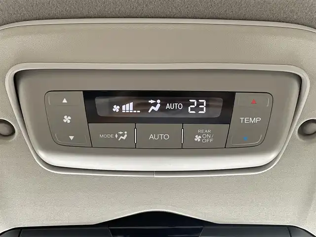 ホンダ ステップワゴン スパーダ クールスピリット 滋賀県 2015(平27)年 9.5万km ホワイトオーキッドパール 純正SDナビ/・フルセグTV/・Bluetooth/・CD/・DVD/・バックカメラ/後席モニター/前後ドラレコ/ETC/ハーフレザー/シートヒーター/革巻きステアリング/パドルシフト/ホンダセンシング/アダプティブ・クルーズ・コントロール/横滑り防止装置/車線維持支援システム/衝突軽減ブレーキ/誤発進抑制機能/歩行者事故低減ステアリング/路外逸脱抑制機能/先行車発進お知らせ機能/標識認識機能/盗難防止装置/アイドリングストップ/LEDヘッドライト/オートライトコントロール/フォグランプ/電格ウィンカーミラー/ドアバイザー/スマートキー/プッシュスタート