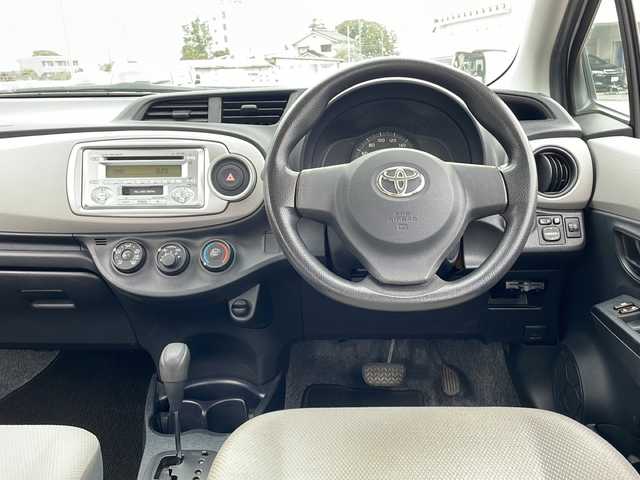 トヨタ ヴィッツ F 富山県 2011(平23)年 7.3万km シルバーM スマートキー/プッシュスタート/ＥＴＣ/ダブルエアバッグ/ハロゲンヘッドライト/純正フロアマット/メンテナンスノート/取扱説明書/パワーステアリング/パワーウィンドウ