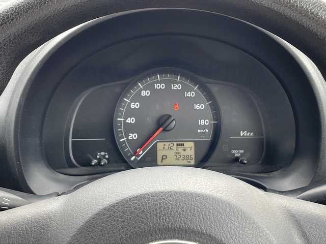 トヨタ ヴィッツ F 富山県 2011(平23)年 7.3万km シルバーM スマートキー/プッシュスタート/ＥＴＣ/ダブルエアバッグ/ハロゲンヘッドライト/純正フロアマット/メンテナンスノート/取扱説明書/パワーステアリング/パワーウィンドウ