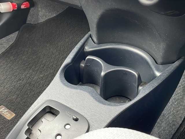 トヨタ ヴィッツ F 富山県 2011(平23)年 7.3万km シルバーM スマートキー/プッシュスタート/ＥＴＣ/ダブルエアバッグ/ハロゲンヘッドライト/純正フロアマット/メンテナンスノート/取扱説明書/パワーステアリング/パワーウィンドウ
