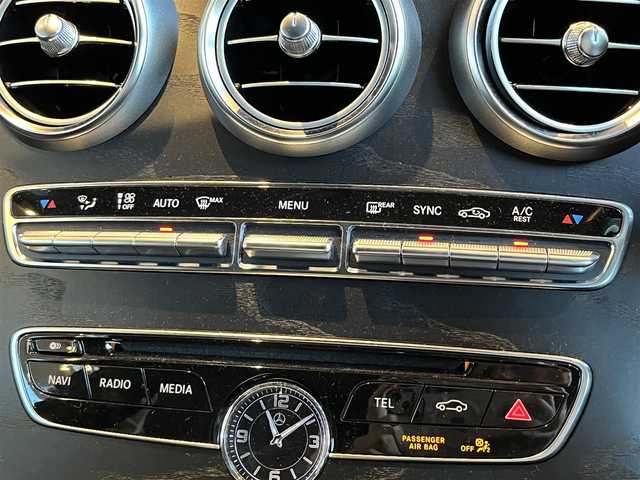 メルセデス・ベンツ Ｃ２００ アバンギャルド AMGライン 宮城県 2015(平27)年 4.6万km シルバー レザーエクスクルーシブパッケージ/パノラミックスライディングルーフ/レーダーセーフティパッケージ/ヘッドアップディスプレイ/COMANDシステムHDDナビゲーションシステム/フルセグTV/バックカメラ/ブラックレザーシート/シートヒーター/メモリ機能付きパワーシート/LEDヘッドライト/オートライト/キーレスゴー/パワートランクリッド/純正18インチAW/ETC車載器/パヒュームアトマイザー/ステアリングスイッチ/パドルシフト/アイドリングストップ/エアサスペンション