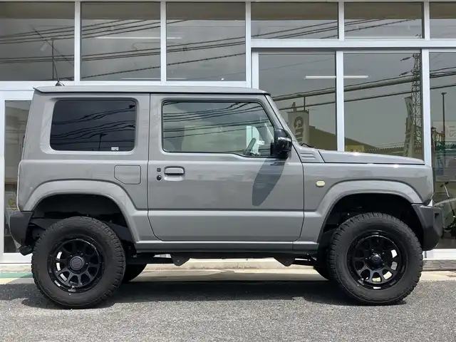 スズキ ジムニー XC 山口県 2022(令4)年 1万km ミディアムグレー 1inリフトアップ(バネ)/社外ディスプレイオーディオ/　＆バックカメラ/社外16インチアルミ/デュアルセンサーブレーキサポート/純正フロアマット/純正フォグランプ/ウィンカーミラー/スマートキー/エンジンプッシュスタート/オートライト/フロントシートヒーター/ETC