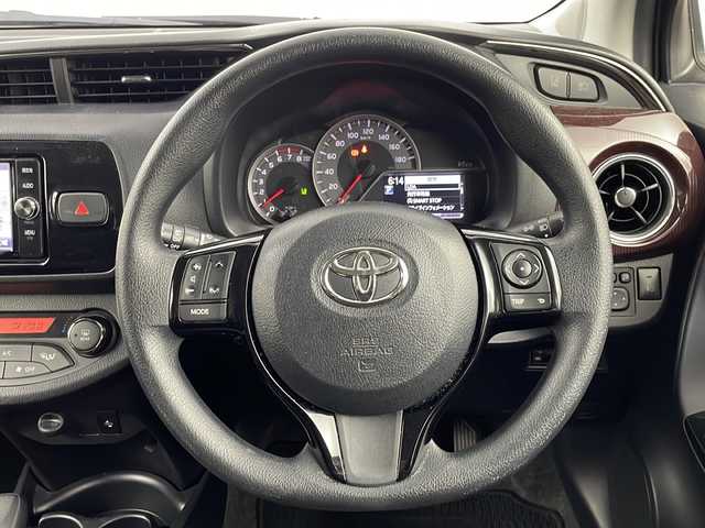 トヨタ ヴィッツ ジュエラ 埼玉県 2017(平29)年 7.2万km ダークレッドマイカメタリック 純正ナビ（NSZT-W68T）（ラジオ　CD　DVD　フルセグBluetooth）/バックカメラ/前ドライブレコーダー/ビルトインETC/プッシュスタート/ステアリングリモコン/フロントフォグランプ/プリクラッシュセーフティ/アイドリングストップ/車線逸脱警報/先行車発進お知らせ機能/純正フロアマット/純正ドアバイザー/オートマチックハイビーム/ウィンカーミラー/盗難防止装置