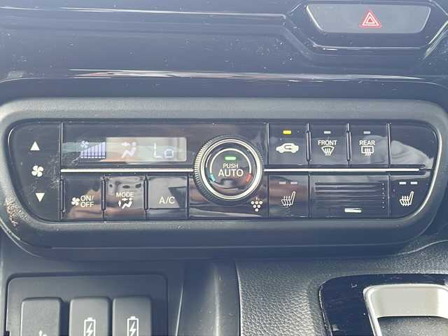 ホンダ Ｎ ＢＯＸ カスタム L ターボ 長野県 2022(令4)年 4万km プラチナホワイトパール 純正８インチSDナビ/BluetoothAudio/DVD再生可能/ビルトインETC/フルセグTV/バックカメラ/両側パワースライドドア/ハーフレザーシート/前席シートヒーター/革巻きステアリング/ステアリングスイッチ/ステアリングスイッチ/パドルシフト/ＭＴモード付ＡＴ/LEDヘッドランプ/フォグランプ/オートライト/スマートキー＆プッシュスタート/電動格納ミラー/純正15インチAW/純正フロアマット/W＋サイド＋カーテンエアバッグ/ＵＳＢ入力端子/ホンダセンシング/衝突軽減ブレーキ/誤発進抑制機能/後方誤発進抑制機能/路外逸脱抑制機能/車線維持支援システム/アダプティブクルーズコントロール/オートハイビーム/先行車発進お知らせ機能/歩行者事故低減ステアリング/標識認識機能/コーナーセンサー