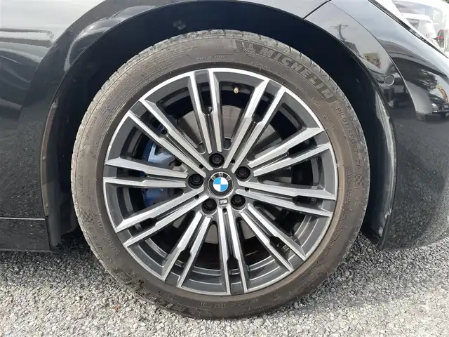 ＢＭＷ ３３０ｉ Mスポーツ 埼玉県 2019(令1)年 4.3万km サファイアブラックP ワンオーナー/ターボ/サンルーフ/黒ハーフレザーシート/前席シートヒーター/運転席メモリー付前席パワーシート/純正メモリーナビ/　（ＢＴ＆ラジオ）/全方位カメラ/ビルトインＥＴＣ/衝突被害軽減システム/ブラインドスポットモニター/レーンキープアシスト/前後コーナーセンサー/アイドリングストップ/レーダークルーズコントロール/パドルシフト/ステアリングリモコン/革巻きステアリング/電動パーキングブレーキ/オートホールド/置くだけ充電/パワートランク/純正１８inアルミホイール/オートライト/ＬＥＤライト/フォグランプ/ウィンカーミラー/オート電動格納ミラー/スマートキー/プッシュスタート/Ｗ＆サイド＆カーテンエアバッグ/横滑り防止装置/ＡＢＳ/フロアマット/新車保証書/取扱説明書/スマートスペアキー有