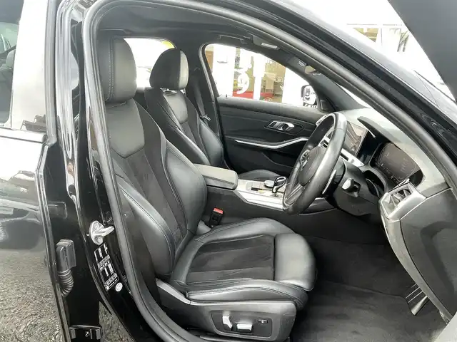 ＢＭＷ ３３０ｉ Mスポーツ 埼玉県 2019(令1)年 4.3万km サファイアブラックP ワンオーナー/ターボ/サンルーフ/黒ハーフレザーシート/前席シートヒーター/運転席メモリー付前席パワーシート/純正メモリーナビ/　（ＢＴ＆ラジオ）/全方位カメラ/ビルトインＥＴＣ/衝突被害軽減システム/ブラインドスポットモニター/レーンキープアシスト/前後コーナーセンサー/アイドリングストップ/レーダークルーズコントロール/パドルシフト/ステアリングリモコン/革巻きステアリング/電動パーキングブレーキ/オートホールド/置くだけ充電/パワートランク/純正１８inアルミホイール/オートライト/ＬＥＤライト/フォグランプ/ウィンカーミラー/オート電動格納ミラー/スマートキー/プッシュスタート/Ｗ＆サイド＆カーテンエアバッグ/横滑り防止装置/ＡＢＳ/フロアマット/新車保証書/取扱説明書/スマートスペアキー有