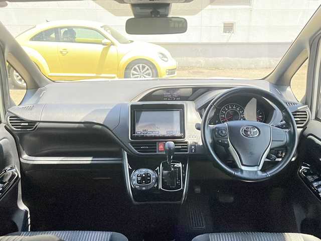トヨタ ヴォクシー ZS 煌 福井県 2018(平30)年 6.3万km ホワイトパールクリスタルシャイン ワンオーナー/純正9インチメモリナビゲーション/（CD/DVD/BT）/フルセグテレビ /バックカメラ/プリクラッシュセーフティ/レーンキープアシスト/クルーズコントロール/純正16インチアルミホイール/両側電動スライドドア/LEDヘッドライト/LEDフォグランプ/オートリトラミラー/ステアリングリモコン/オートハイビーム/オートライト/ETC(ビルトイン）/アイドリングストップ/ドアバイザー/プッシュスタート/スマートキー/保証書/取扱説明書